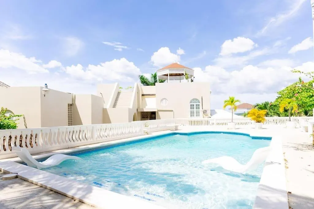 Coastal Bliss -Oceanview 2-Bedroom Condo In The Heart Of Ocho Rios Town 0*,