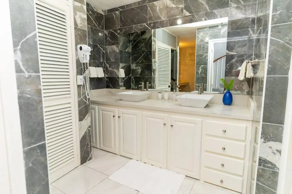 Coastal Bliss -Oceanview 2-Bedroom Condo In The Heart Of Ocho Rios Town Penzion